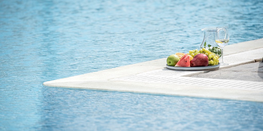 POOL & BAR